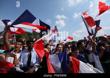 Parigi, Francia. Il 15 luglio 2018. soccer, Coppa del Mondo, Francia vs Croazia, finali. Francia tifosi celebrano la loro vittoria. Credito: Leo romanzo/dpa/Alamy Live News Foto Stock