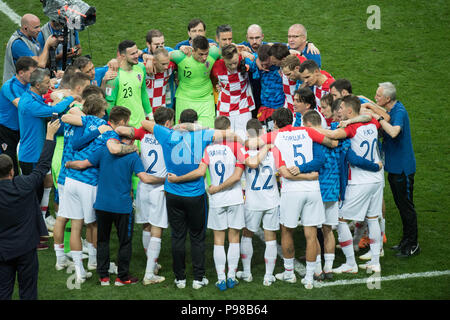 Mosca, Russland. 16 Luglio, 2018. Il team croato ha forma un cerchio e ascolta Zlatko DALIC (all'interno di re, pullman, CRO), frustrato, frustrato frustratedet, deluso, delusi delusione, delusione, triste, figura intera, discorso, colloqui, Francia (FRA) - Croazia (CRO) 4: 2, Final, gioco 64, su 15.07.2018 a Mosca; Coppa del Mondo di Calcio 2018 in Russia dal 14.06. - 15.07.2018. | Utilizzo di credito in tutto il mondo: dpa/Alamy Live News Foto Stock