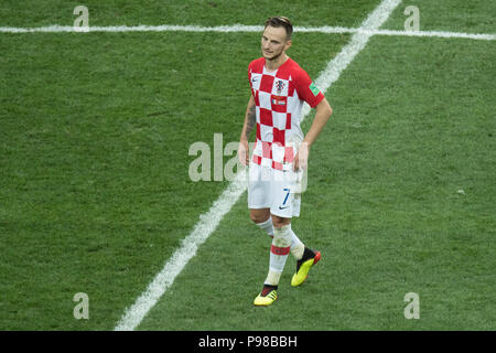 Mosca, Russland. 16 Luglio, 2018. Ivan RAKITIC (CRO) è deluso, deluso, deluso, deluso, triste, frustrato, frustrato tardo-rate, a figura intera, Francia (FRA) - Croazia (CRO) 4: 2, Final, gioco 64, su 15.07.2018 a Mosca; Coppa del Mondo di Calcio 2018 in Russia dal 14.06. - 15.07.2018. | Utilizzo di credito in tutto il mondo: dpa/Alamy Live News Foto Stock