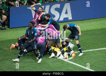 Mosca, Russland. 16 Luglio, 2018. giubilo uva il giocatore francese dopo il traguardo a 3: 1 per la Francia, giubilo, allegria, tifo, gioia, entusiasmo, celebrare, goaljubel, figura intera, Francia (FRA) - Croazia (CRO) 4: 2, final, gioco 64, am 15.07.2018 a Mosca; Coppa del Mondo di Calcio 2018 in Russia dal 14.06. - 15.07.2018. | Utilizzo di credito in tutto il mondo: dpa/Alamy Live News Foto Stock