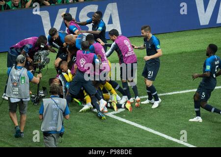 Mosca, Russland. 16 Luglio, 2018. giubilo uva il giocatore francese dopo il traguardo a 3: 1 per la Francia, giubilo, allegria, tifo, gioia, entusiasmo, celebrare, goaljubel, figura intera, Francia (FRA) - Croazia (CRO) 4: 2, final, gioco 64, am 15.07.2018 a Mosca; Coppa del Mondo di Calcio 2018 in Russia dal 14.06. - 15.07.2018. | Utilizzo di credito in tutto il mondo: dpa/Alamy Live News Foto Stock