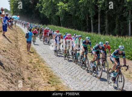 Pave Escaudoeuvres a Thun, Francia - , 15 luglio 2018: il ciclista slovacco Peter Sagan di Bora-Hansgrohe Team in maglia verde scorre nel peloton su una strada acciottolata durante la fase 9 di Le Tour de France 2018 Credit: Radu Razvan/Alamy Live News Foto Stock