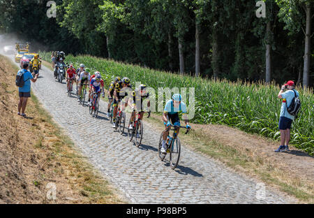 Pave Escaudoeuvres a Thun, Francia - , 15 luglio 2018: il distacco a cavallo su una strada acciottolata durante la fase 9 di Le Tour de France 2018 Credit: Radu Razvan/Alamy Live News Foto Stock