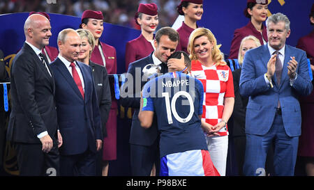 Mosca, Russland. Il 15 luglio 2018. Emmanuel Macron (Presidente Francia) si congratula con Kylian Mbappe (Francia) per la gioventù giocatore del torneo. Sulla sinistra Gianni Infantino (presidente della FIFA) e Vladimir Putin (Presidente della Russia). Diritto Kolinda Grabar-Kitaroviá ‡ (Presidente della Croazia). GES/calcio/World Championship 2018 Russia, Finale: Francia - Croazia, 15.07.2018 GES/calcio/calcetto, World Cup 2018 Russia, Finale: Francia vs. Croazia, Mosca, luglio 15, 2018 | Utilizzo di credito in tutto il mondo: dpa/Alamy Live News Foto Stock