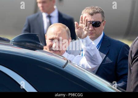 Helsinki, Finlandia. 16 Luglio, 2018. Il presidente russo Vladimir Putin onde da persone come lui arriva a Helsinki in Finlandia, il 16 luglio 2018. Il presidente russo Vladimir Putin è arrivato qui il lunedì a mezzogiorno per il primo formale del vertice bilaterale con il suo omologo statunitense Donald Trump. Credito: Matti Matikainen/Xinhua/Alamy Live News Foto Stock