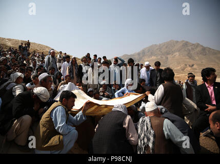 Kabul, i civili afghani sono stati uccisi a seguito di conflitti e di attentati terroristici nel primo semestre di quest'anno. Il 15 luglio 2018. Amici e parenti prendere parte al funerale di un attentato suicida vittima di Kabul, capitale dell'Afghanistan, 16 luglio 2018. Fino a 1.692 civili afgani sono stati uccisi a seguito di conflitti e di attentati terroristici nel primo semestre di quest'anno, colpendo un record, una missione delle Nazioni Unite ha detto il 15 luglio 2018. Credito: Rahmat Alizadah/Xinhua/Alamy Live News Foto Stock