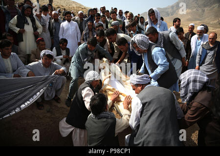 Kabul, i civili afghani sono stati uccisi a seguito di conflitti e di attentati terroristici nel primo semestre di quest'anno. Il 15 luglio 2018. Amici e parenti prendere parte al funerale di un attentato suicida vittima di Kabul, capitale dell'Afghanistan, 16 luglio 2018. Fino a 1.692 civili afgani sono stati uccisi a seguito di conflitti e di attentati terroristici nel primo semestre di quest'anno, colpendo un record, una missione delle Nazioni Unite ha detto il 15 luglio 2018. Credito: Rahmat Alizadah/Xinhua/Alamy Live News Foto Stock