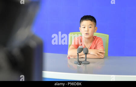 Linxia, la Cina della provincia di Gansu. 16 Luglio, 2018. Un bambino impara broadcasting in corrispondenza di una gioventù centro di attività in Linxia, a nord-ovest della Cina di Provincia di Gansu, 16 luglio 2018. Gli studenti apprendono varie abilità durante le loro vacanze estive. Credito: Shi Youdong/Xinhua/Alamy Live News Foto Stock