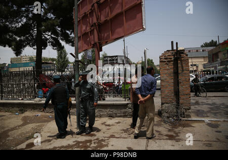 A Kabul, Afghanistan. 16 Luglio, 2018. Afghan membri delle forze di sicurezza controllare presso il sito dove un eventuale utente malintenzionato di suicidio è stato ucciso e ferito criticamente in Shahr-e-Naw park a Kabul, capitale dell'Afghanistan, 16 luglio 2018. La polizia di capitale afghana Kabul city ucciso un eventuale utente malintenzionato di suicidio prima che potesse raggiungere il suo obiettivo, ovviamente una pacifica manifestazione qui il lunedì, il portavoce della polizia Hashmat Stanimzai detto. Credito: Rahmat Alizadah/Xinhua/Alamy Live News Foto Stock