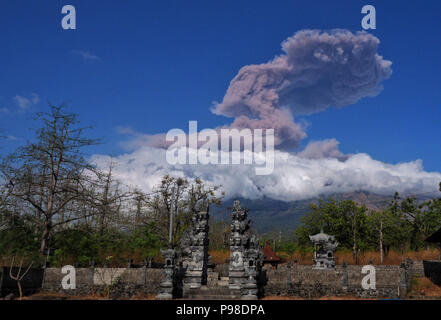 Bali. Il 15 luglio 2018. Foto scattata a luglio 15, 2018 mostra un'eruzione del Monte Agung visto da Pakraman villaggio nel distretto di Karangasem, Bali, Indonesia. Credito: Monstar Simanjuntak/Xinhua/Alamy Live News Foto Stock