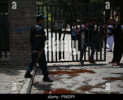 A Kabul, Afghanistan. 16 Luglio, 2018. Un afghano forza di sicurezza stati ispeziona presso il sito dove un eventuale utente malintenzionato di suicidio è stato ucciso e ferito criticamente in Shahr-e-Naw park a Kabul, capitale dell'Afghanistan, 16 luglio 2018. La polizia di capitale afghana Kabul city ucciso un eventuale utente malintenzionato di suicidio prima che potesse raggiungere il suo obiettivo, ovviamente una pacifica manifestazione qui il lunedì, il portavoce della polizia Hashmat Stanimzai detto. Credito: Rahmat Alizadah/Xinhua/Alamy Live News Foto Stock