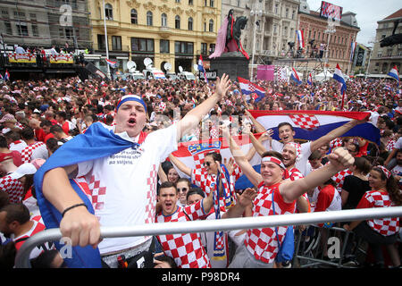 Zagabria, Croazia. 16 Luglio, 2018. Ventole attendere l'arrivo dei Croati nazionale di calcio presso la piazza principale di Zagabria, la capitale della Croazia, 16 luglio 2018. La Croazia ha vinto il secondo posto al 2018 Coppa del Mondo in Russia domenica. Credito: Petar Glebov/Xinhua/Alamy Live News Credito: Xinhua/Alamy Live News Foto Stock