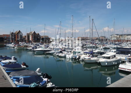 Eastbourne, Regno Unito. 16 luglio 2018. Meteo per il Regno Unito. I residenti di Sovereign Harbour a Eastbourne hanno goduto di un'altra giornata di sole dai loro appartamenti con vista sugli yacht all'ormeggio. Eastbourne, Regno Unito crediti: Ed Brown/Alamy Live News Foto Stock