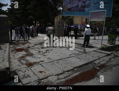 A Kabul, Afghanistan. 16 Luglio, 2018. Afghan membri delle forze di sicurezza controllare presso il sito dove un eventuale utente malintenzionato di suicidio è stato ucciso e ferito criticamente in Shahr-e-Naw park a Kabul, capitale dell'Afghanistan, 16 luglio 2018. La polizia di capitale afghana Kabul city ucciso un eventuale utente malintenzionato di suicidio prima che potesse raggiungere il suo obiettivo, ovviamente una pacifica manifestazione qui il lunedì, il portavoce della polizia Hashmat Stanimzai detto. Credito: Rahmat Alizadah/Xinhua/Alamy Live News Foto Stock