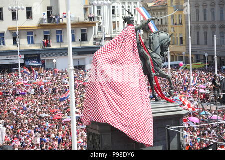 Zagabria, Croazia. 16 Luglio, 2018. Ventole attendere l'arrivo dei Croati nazionale di calcio presso la piazza principale di Zagabria, la capitale della Croazia, 16 luglio 2018. La Croazia ha vinto il secondo posto al 2018 Coppa del Mondo in Russia domenica. Credito: Petar Glebov/Xinhua/Alamy Live News Credito: Xinhua/Alamy Live News Foto Stock