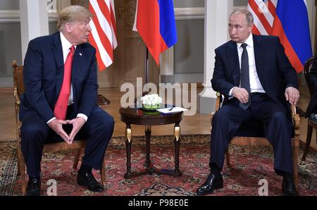 Helsinki, Finlandia. Il 16 luglio 2018. Il presidente russo Vladimir Putin, destra, all'inizio di un incontro bilaterale con gli Stati Uniti Presidente Donald Trump presso l'U.S. - Russia vertice presso il Palazzo Presidenziale Luglio 16, 2018 a Helsinki in Finlandia. Credito: Planetpix/Alamy Live News Foto Stock