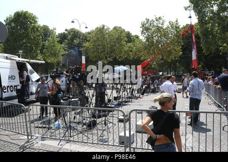 Parigi, Francia. Il 16 luglio 2018. Nella foto: il set di supporti fino a monte della sfilata presso la parte orientale del Champs-Élysées al Jardins des Champs-Élysées. Il popolo francese si sono riuniti lungo l'Avenue des Champs-Élysées vicino al Arc de Triomphe come si aspettavano una parata della squadra vincente. Credito: Richard Milnes/Alamy Live News Foto Stock