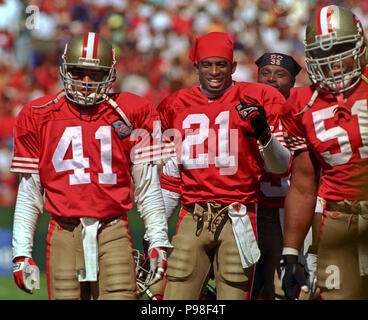 2 Ottobre 1994 - San Francisco, California, Stati Uniti - San Francisco 49ers vs. Philadelphia Eagles al Candlestick Park domenica 2 ottobre, 1994. Aquile beat 49ers 40-8. San Francisco 49ers defensive back Toi Cook (41), defensive back Deion Sanders (21), running back Dexter carter (35) e linebacker Ken Norton (credito Immagine: © Al Golub via ZUMA filo) Foto Stock