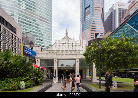Vista frontale del Raffles Place dalla stazione MRT di Singapore Central Business District. Foto Stock