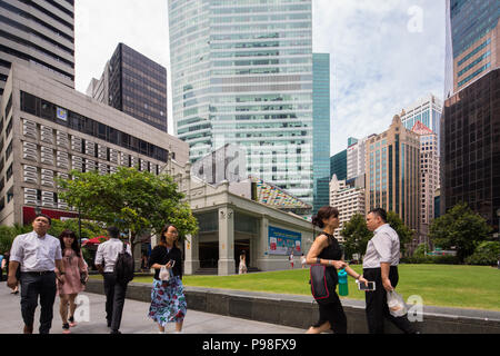 I lavoratori degli uffici del collare bianco si affollano in strada fuori dalla stazione MRT di Raffles Place durante il giorno. Zona economica nel quartiere centrale degli affari, CBD, Singapore. Foto Stock