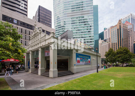 Vista laterale del Raffles Place MRT station a Singapore il Distretto Centrale degli Affari Foto Stock