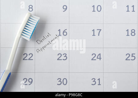 Appuntamento dal dentista in calendario planner con spazzolino per promemoria Foto Stock
