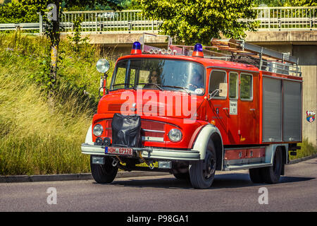 Heidenheim, Germania - Luglio 8, 2018: Mercedes-Benz 1113 motore Fire al 2. Oldtimer giorno in Heidenheim an der Brenz, Germania. Foto Stock