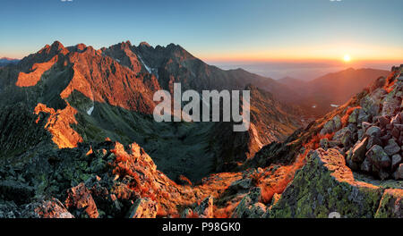 Mountain panorama al tramonto dalla vetta - Slovacchia Tatra Foto Stock