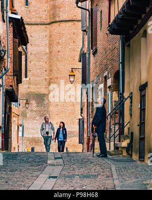 I turisti vagano per le strade medievali dell'UNESCO di cui città episcopale di Albi, Francia Foto Stock