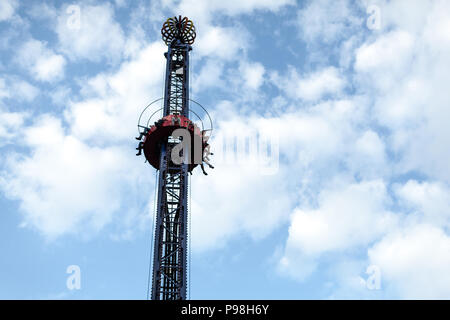 Wave Swinger ride contro il cielo blu, vintage effetti di filtro - una giostra oscillante fair ride nel parco di divertimenti al crepuscolo Foto Stock