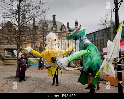 Gioco all'aperto con grandi marionette in Sheffield Inghilterra Foto Stock