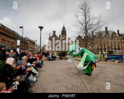 Gioco all'aperto con grandi marionette in Sheffield Inghilterra Foto Stock