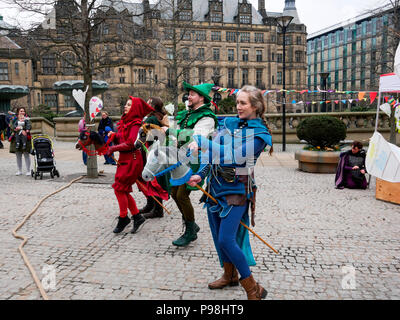 Gioco all'aperto con grandi marionette in Sheffield Inghilterra Foto Stock