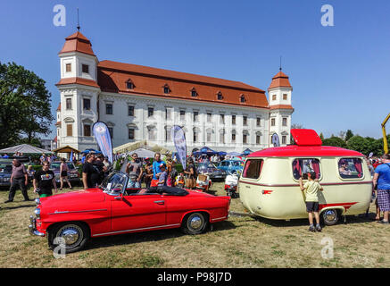 Red Skoda Felicia convertibile, caravan Karosa W 4 Dingo degli anni sessanta, auto d'epoca, giardino del castello di Holesov, Repubblica Ceca, camper Europa Foto Stock