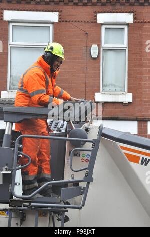 Operatore di strada ruspa al lavoro Foto Stock