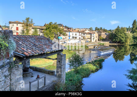 Francia, Tarn, Saint Martin Laguepie, mulino sul fiume Viaur e vista sul villaggio di Laguepie // Francia, Tarn (81), Saint-Martin-Laguépie, Moulin sur Foto Stock