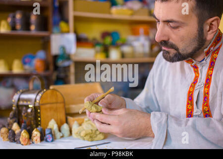 Potter rendendo creta figura per il gioco da tavolo Foto Stock