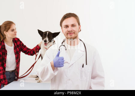 Cane sempre verificata a vet con il loro proprietario. Foto Stock