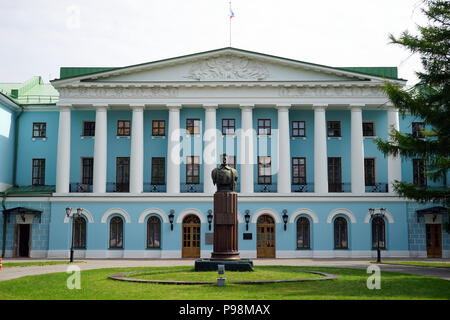 Mosca, Russia - CIRCA IL LUGLIO 2018 Busto di Mikhail Frunze di fronte all esercito sovietico centro culturale Foto Stock