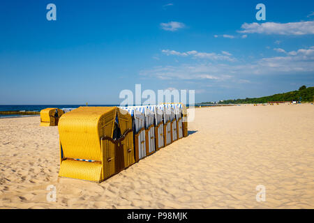 Spiaggia di sabbia e il tradizionale spiaggia di vimini cesti a giornata di sole Foto Stock