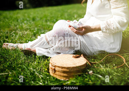 Felice giovane donna incinta relax nella natura. Close up di gravidanza pancia in natura. Foto Stock