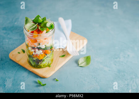 Gustosa insalata servita wuth gamberi in barattolo sulla tabella. Pronto a mangiare. Detox pulire il concetto di mangiare Foto Stock