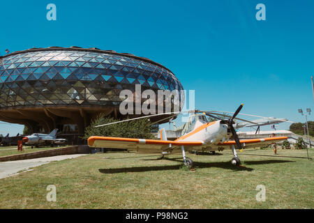 Trascurate-iugoslava era aeromobile sul display in estate il sole al di fuori del Museo Aeronautica Belgrado, Serbia Foto Stock