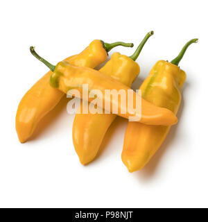 Giallo fresco peperoni appuntita isolati su sfondo bianco Foto Stock