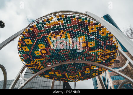 Ad Astana, Kazakistan - Luglio 2018: installazione d arte in forma di sculture che simboleggiano la a paesi del mondo Foto Stock