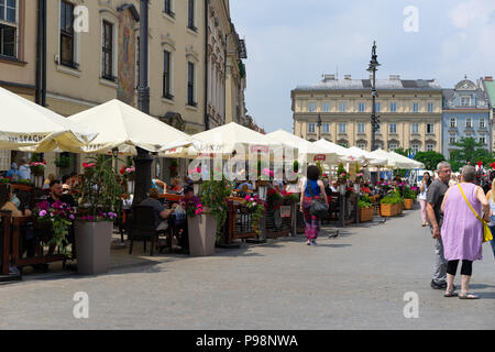 Al di fuori di ristoranti e bar nella piazza principale di Cracovia, in Polonia, in Europa. Foto Stock