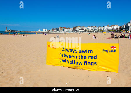 Bagnini RNLI sicuro segno di nuoto sulla spiaggia a Margate, Kent, Regno Unito, d'estate. Foto Stock