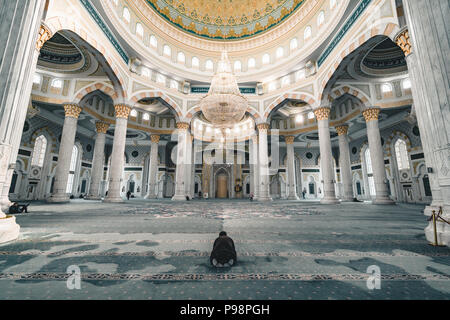 Hazrat la Moschea del Sultano all'interno della sala di preghiera ad Astana Kazakistan Foto Stock