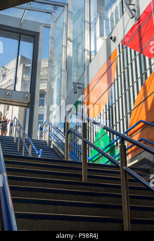 Daniel Buren's Diamonds and Circles arte concettuale alla stazione della metropolitana di Tottenham Court Road, Londra, Inghilterra, Regno Unito Foto Stock