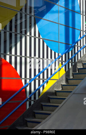 Daniel Buren's Diamonds and Circles arte concettuale alla stazione della metropolitana di Tottenham Court Road, Londra, Inghilterra, Regno Unito Foto Stock